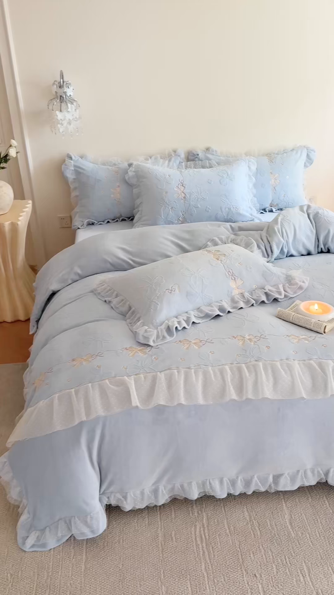 91家纺网 家纺一手货源 找家纺 雅高家居 2025新款精致刺绣双层蕾丝花边公主风高克重全消光牛奶绒四件套 邂逅-浅蓝