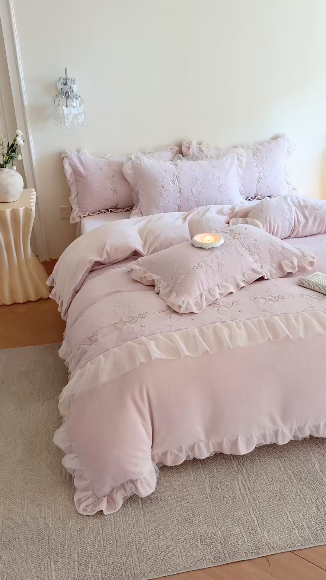 91家纺网 家纺一手货源 找家纺 雅高家居 2025新款精致刺绣双层蕾丝花边公主风高克重全消光牛奶绒四件套 邂逅-浅粉