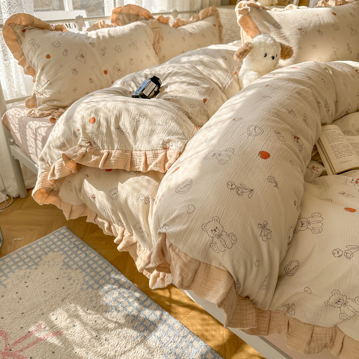 91家纺网 家纺一手货源 找家纺 颜选 2025新款全棉双层纱花边面料木棉四件套 玩偶幻想曲-全棉花边双层纱