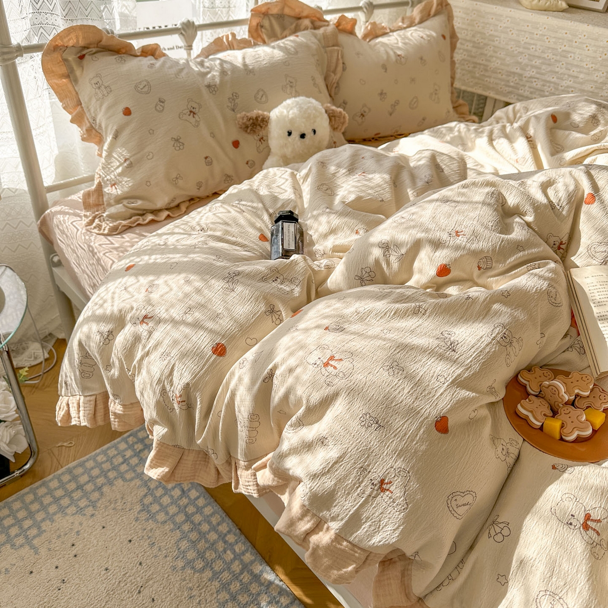 91家纺网 家纺一手货源 找家纺 颜选 2025新款全棉双层纱花边面料木棉四件套 玩偶幻想曲-全棉花边双层纱