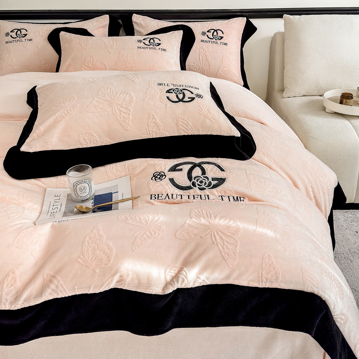 91家纺网 家纺一手货源 找家纺 优眠坊 2025新款雕花牛奶绒绣花四件套 蝴蝶-粉