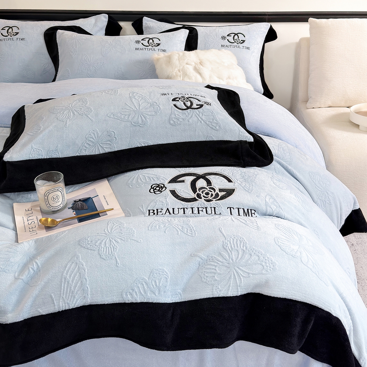 91家纺网 家纺一手货源 找家纺 优眠坊 2025新款雕花牛奶绒绣花四件套 蝴蝶-蓝