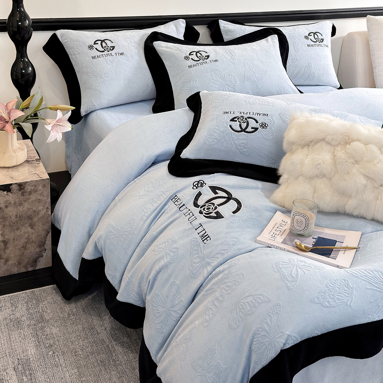 91家纺网 家纺一手货源 找家纺 优眠坊 2025新款雕花牛奶绒绣花四件套 蝴蝶-蓝