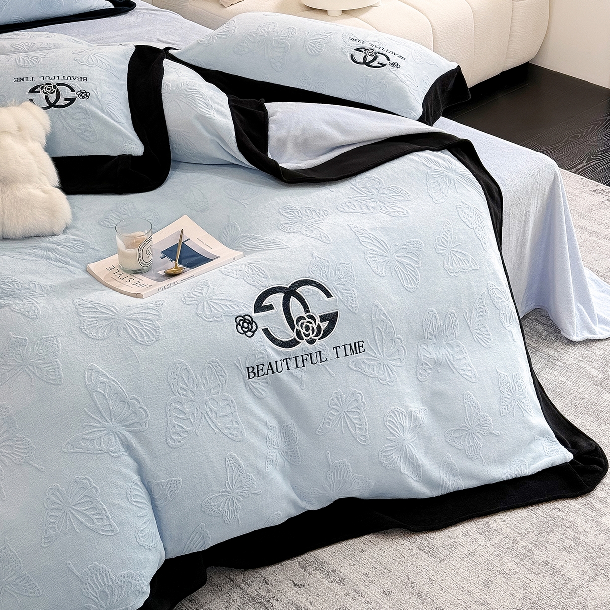 91家纺网 家纺一手货源 找家纺 优眠坊 2025新款雕花牛奶绒绣花四件套 蝴蝶-蓝