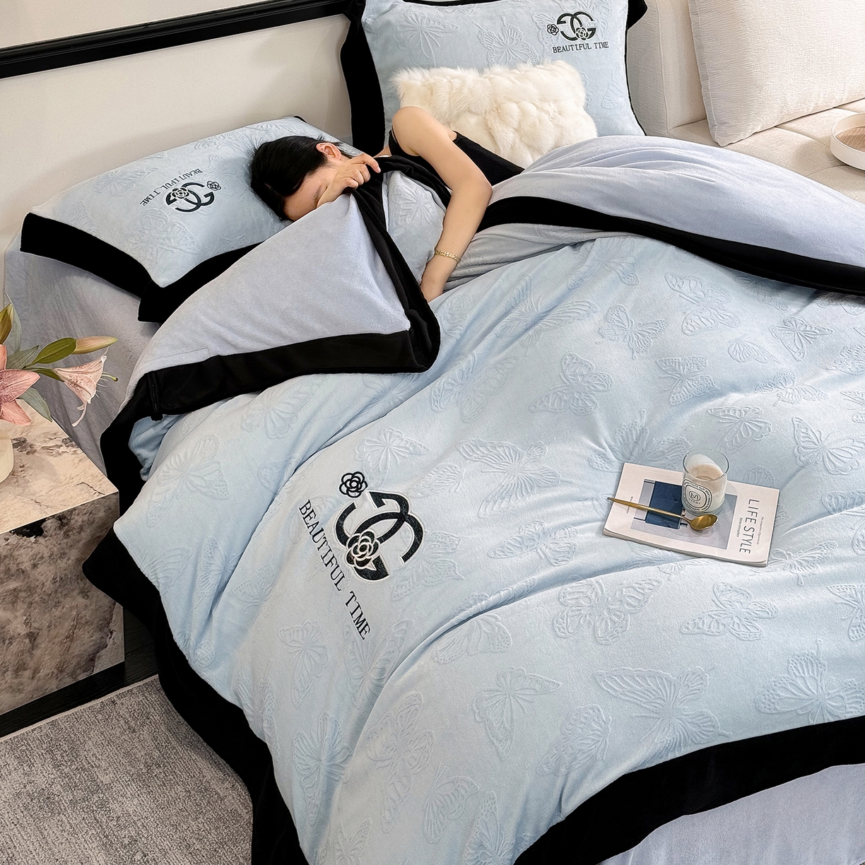 91家纺网 家纺一手货源 找家纺 优眠坊 2025新款雕花牛奶绒绣花四件套 蝴蝶-蓝