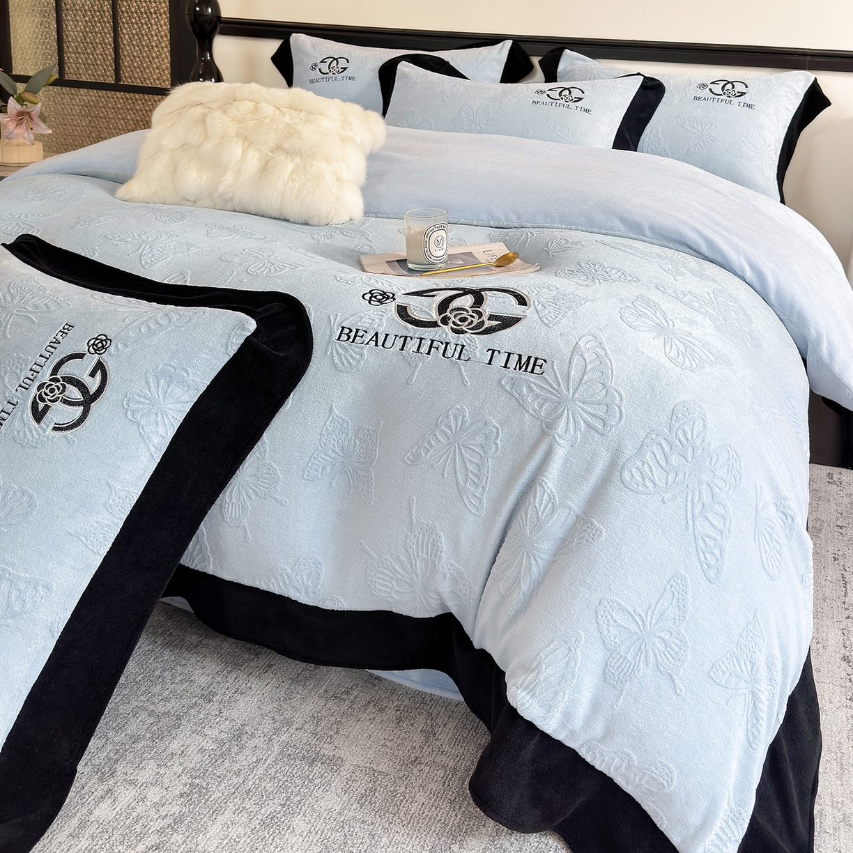 91家纺网 家纺一手货源 找家纺 优眠坊 2025新款雕花牛奶绒绣花四件套 蝴蝶-蓝