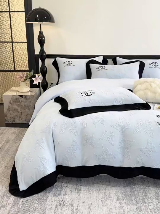 91家纺网 家纺一手货源 找家纺 优眠坊 2025新款雕花牛奶绒绣花四件套 蝴蝶-蓝