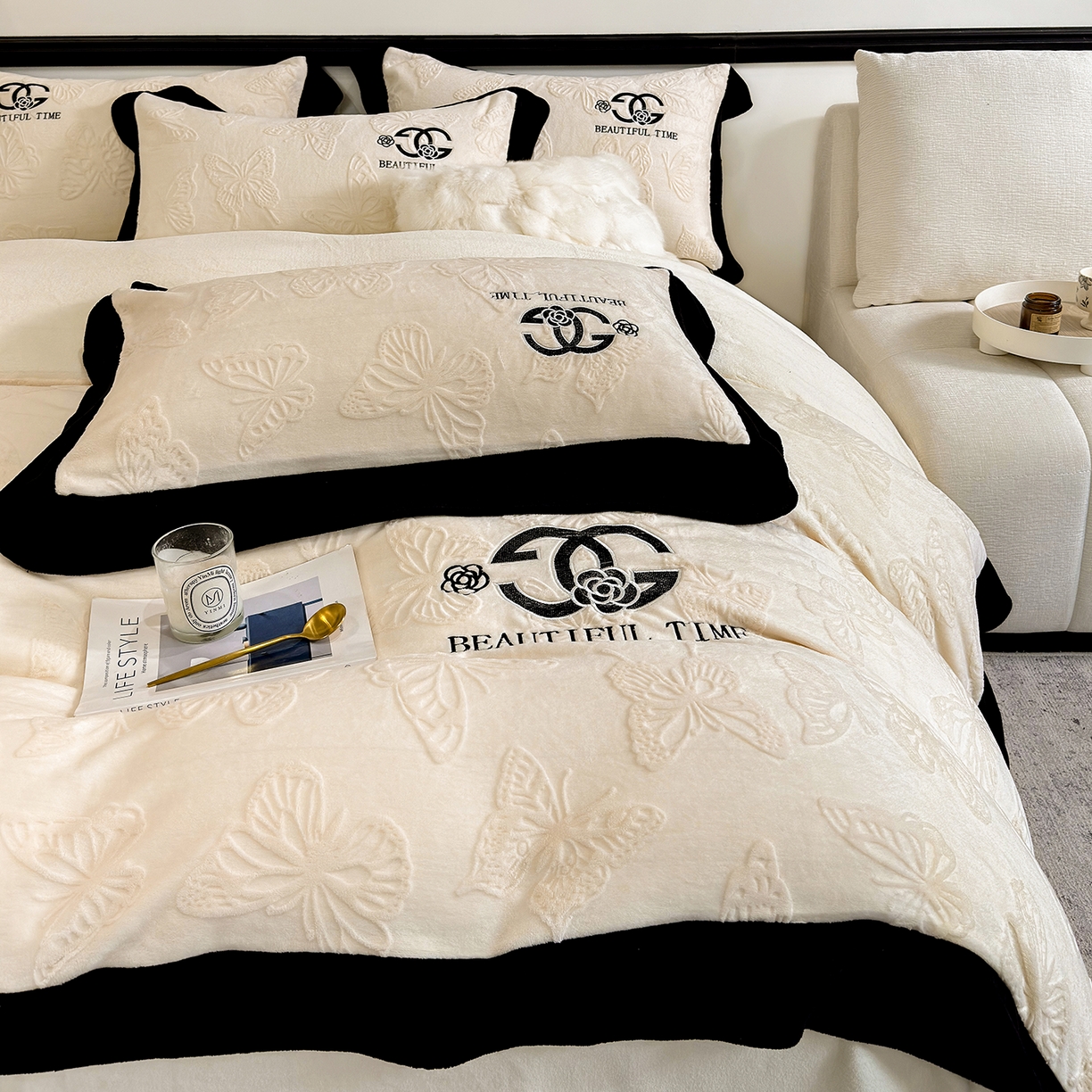 91家纺网 家纺一手货源 找家纺 优眠坊 2025新款雕花牛奶绒绣花四件套 蝴蝶-米白