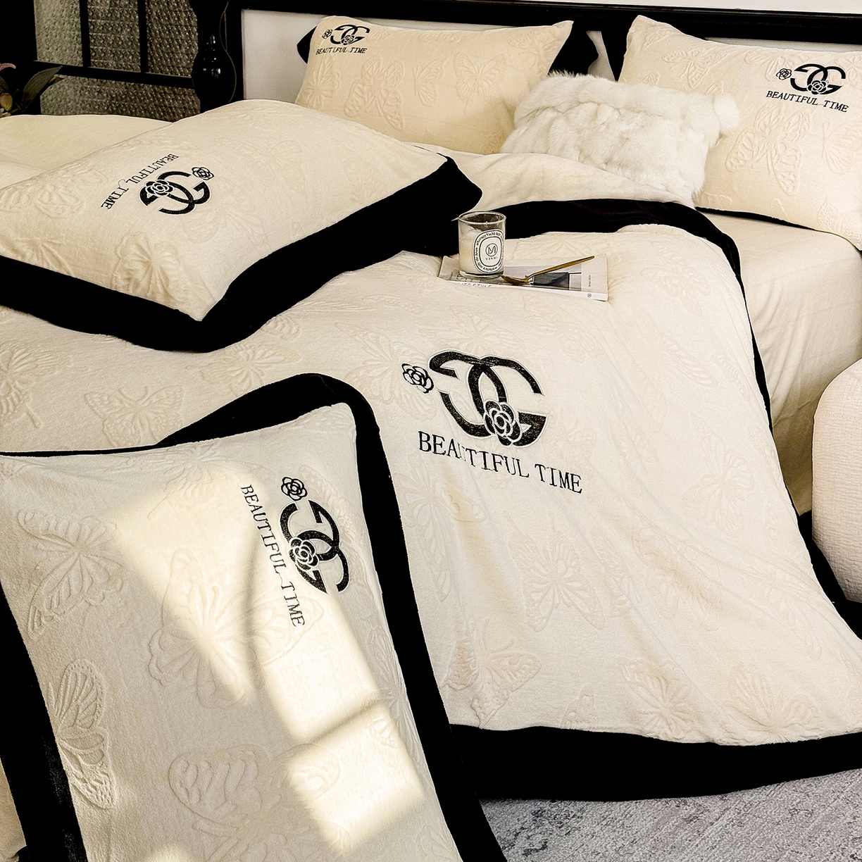 91家纺网 家纺一手货源 找家纺 优眠坊 2025新款雕花牛奶绒绣花四件套 蝴蝶-米白