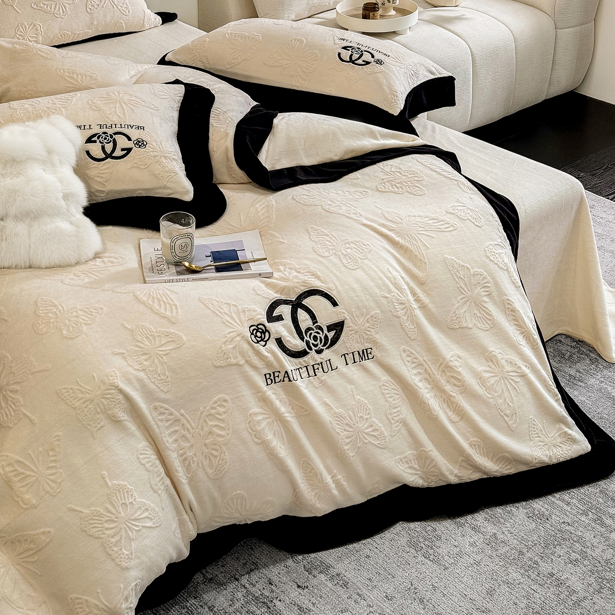 91家纺网 家纺一手货源 找家纺 优眠坊 2025新款雕花牛奶绒绣花四件套 蝴蝶-米白