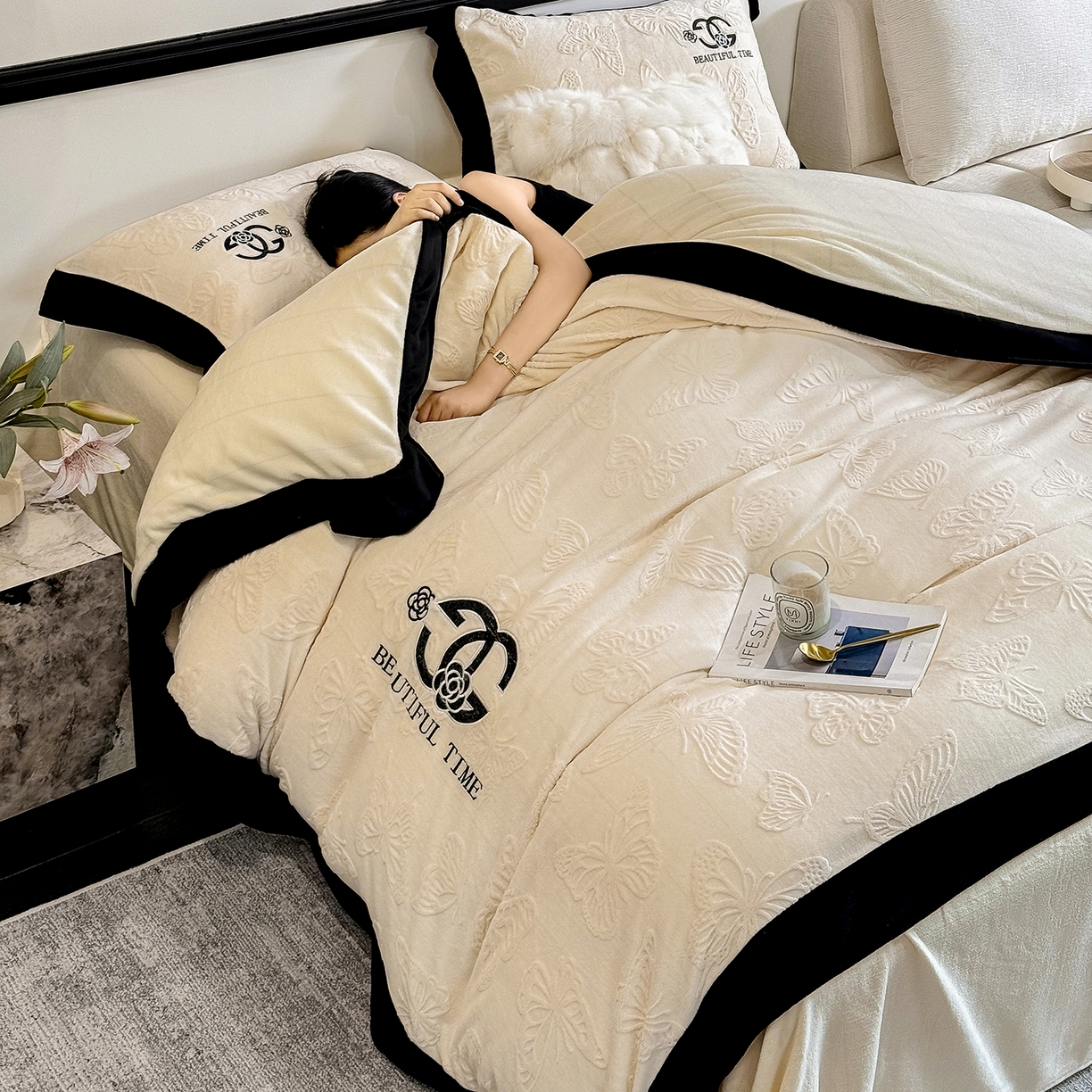 91家纺网 家纺一手货源 找家纺 优眠坊 2025新款雕花牛奶绒绣花四件套 蝴蝶-米白