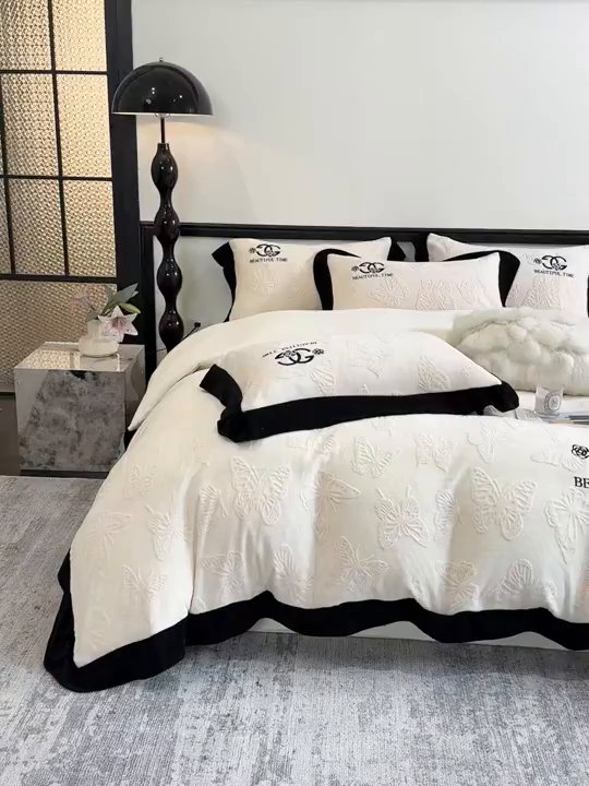 91家纺网 家纺一手货源 找家纺 优眠坊 2025新款雕花牛奶绒绣花四件套 蝴蝶-米白