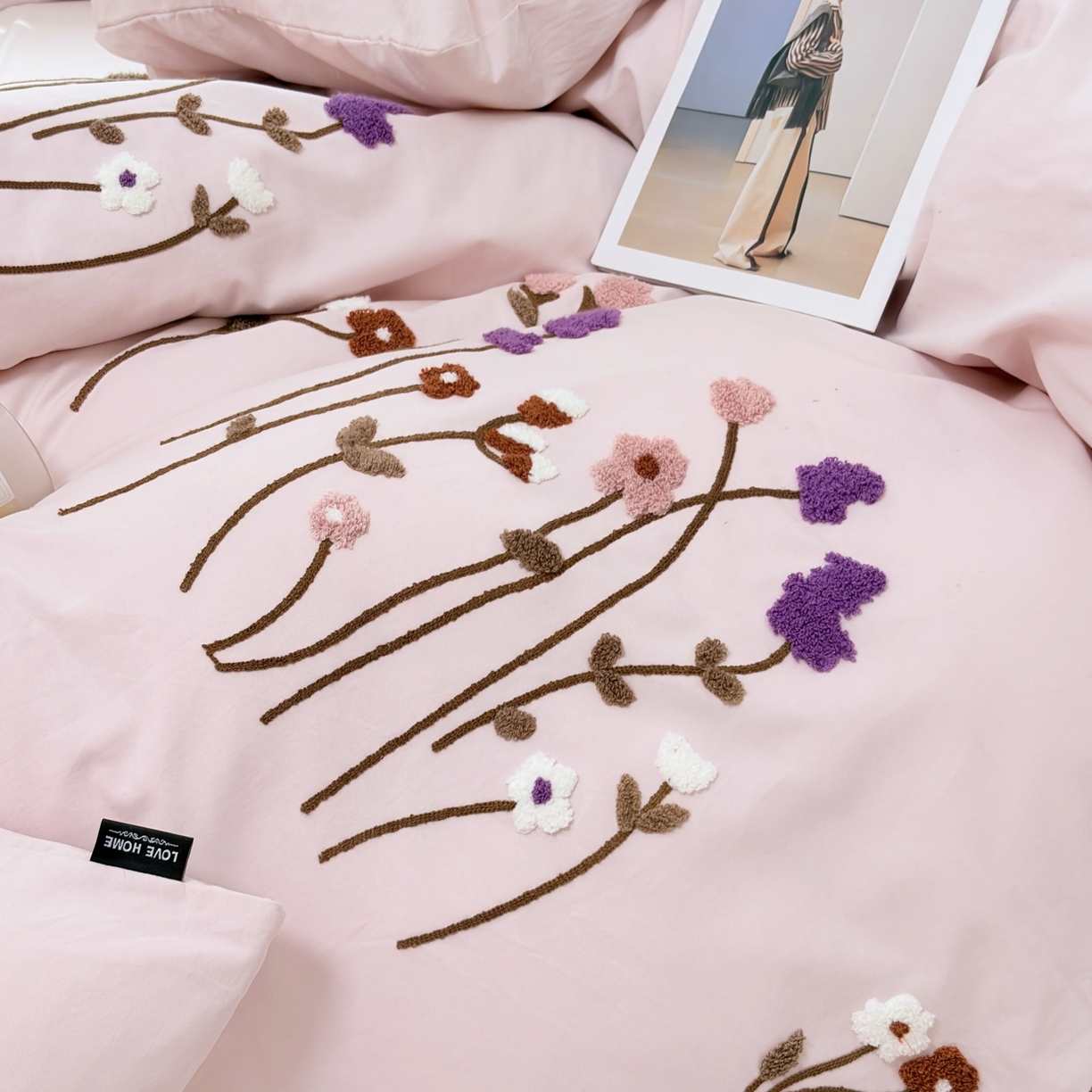 91家纺网 家纺一手货源 找家纺 未来家居 2025新款秋冬全棉加厚磨毛纯色毛巾绣花款工艺四件套 薰衣草-粉
