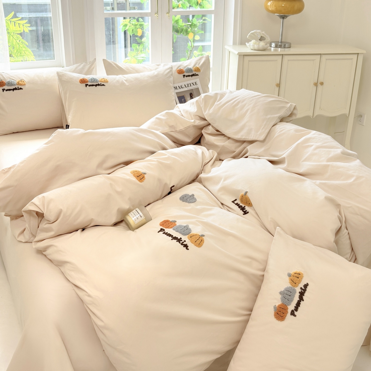 91家纺网 家纺一手货源 找家纺 未来家居 2025新款秋冬全棉加厚磨毛纯色毛巾绣花款工艺四件套 南瓜派-米