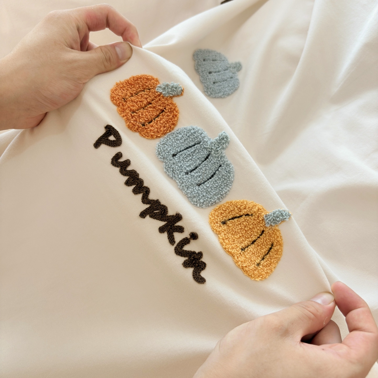 91家纺网 家纺一手货源 找家纺 未来家居 2025新款秋冬全棉加厚磨毛纯色毛巾绣花款工艺四件套 南瓜派-米