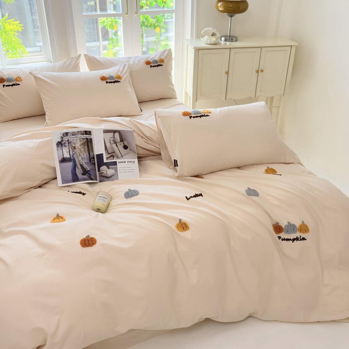 91家纺网 家纺一手货源 找家纺 未来家居 2025新款秋冬全棉加厚磨毛纯色毛巾绣花款工艺四件套 南瓜派-米