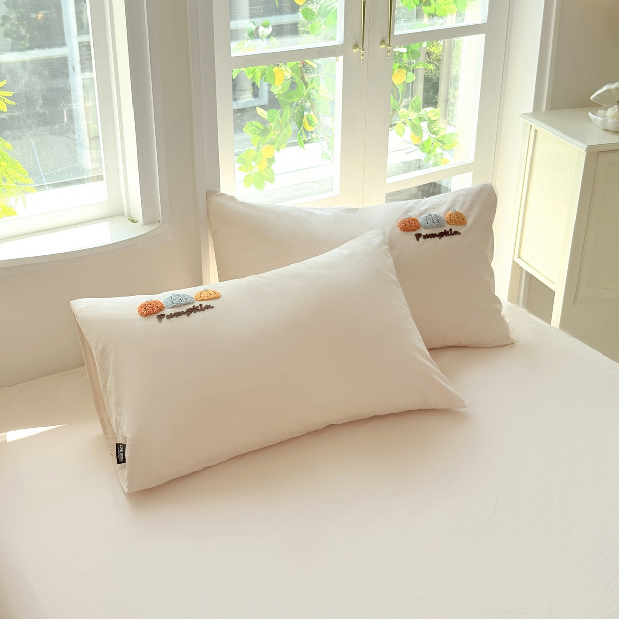 91家纺网 家纺一手货源 找家纺 未来家居 2025新款秋冬全棉加厚磨毛纯色毛巾绣花款工艺四件套 南瓜派-米