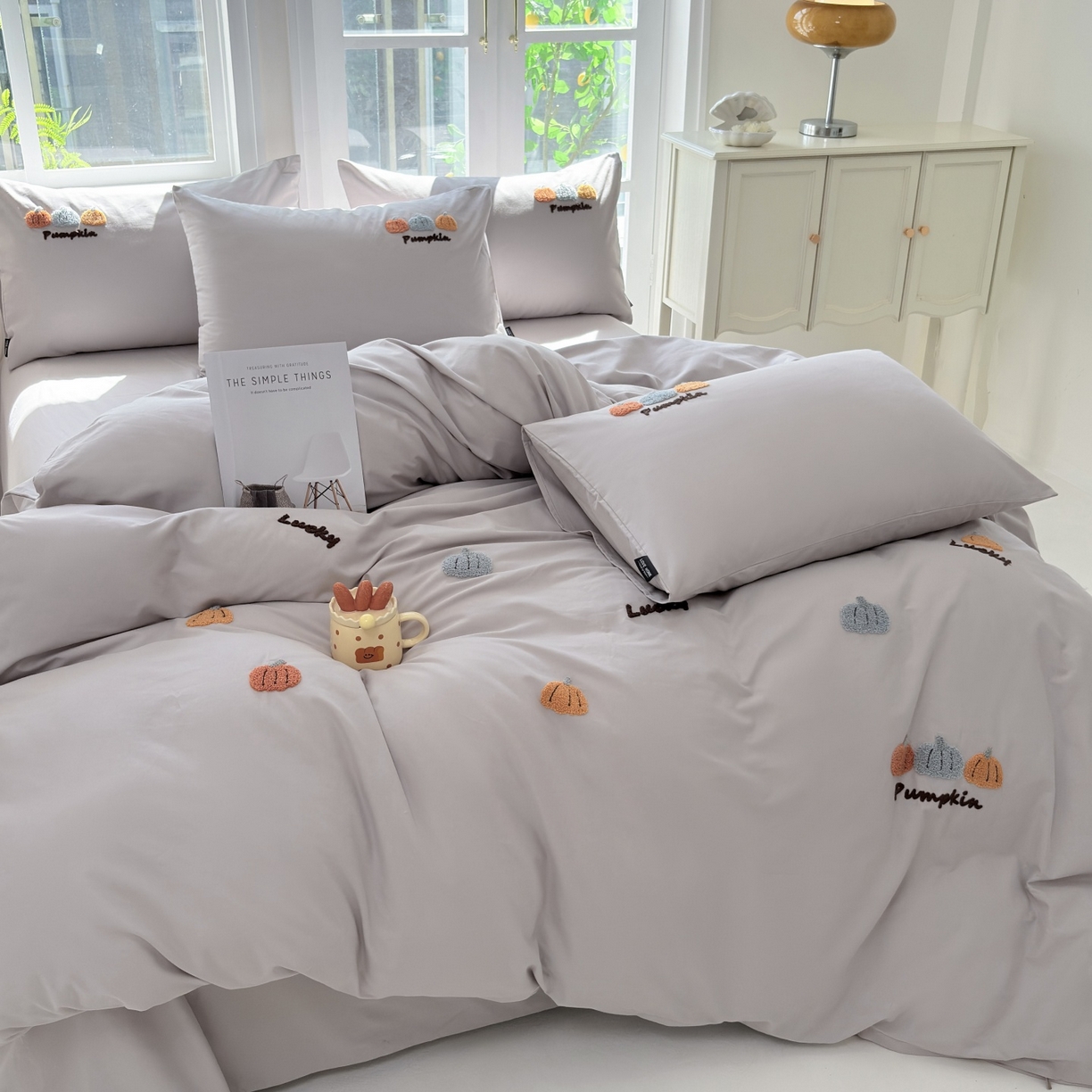 91家纺网 家纺一手货源 找家纺 未来家居 2025新款秋冬全棉加厚磨毛纯色毛巾绣花款工艺四件套 南瓜派-灰