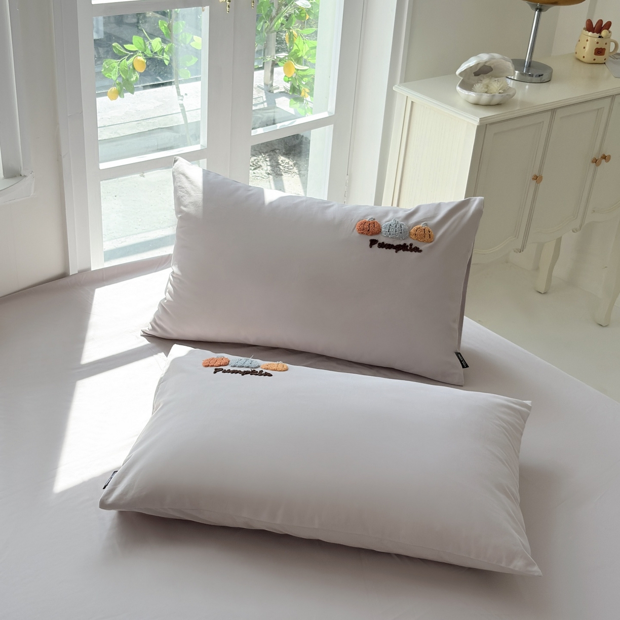 91家纺网 家纺一手货源 找家纺 未来家居 2025新款秋冬全棉加厚磨毛纯色毛巾绣花款工艺四件套 南瓜派-灰