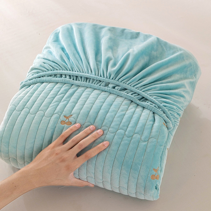 91家纺网 家纺一手货源 找家纺 （总）沐纯家居 2025新款婴儿绒樱桃刺绣夹棉床笠 单件床笠