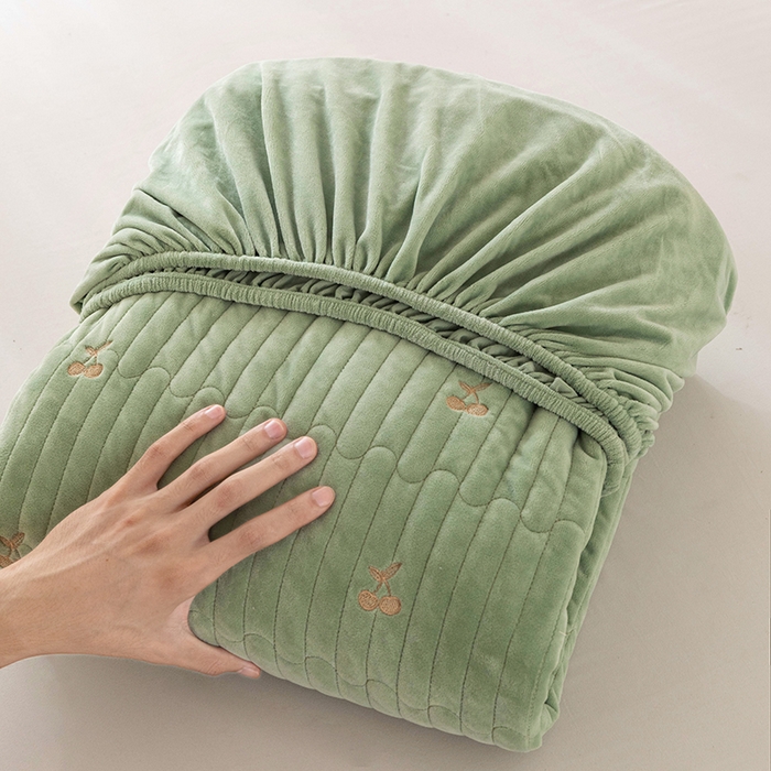 91家纺网 家纺一手货源 找家纺 （总）沐纯家居 2025新款婴儿绒樱桃刺绣夹棉床笠 单件床笠