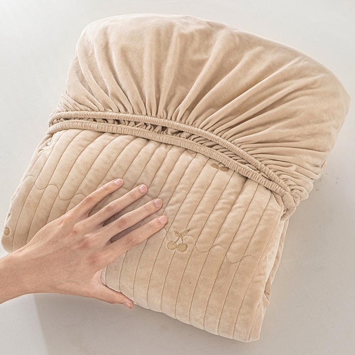 91家纺网 家纺一手货源 找家纺 （总）沐纯家居 2025新款婴儿绒樱桃刺绣夹棉床笠 单件床笠