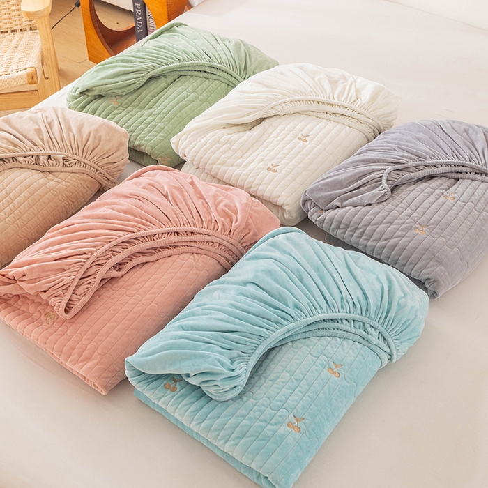 91家纺网 家纺一手货源 找家纺 （总）沐纯家居 2025新款婴儿绒樱桃刺绣夹棉床笠 单件床笠