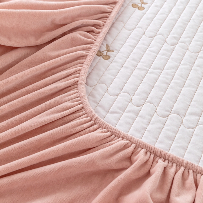 91家纺网 家纺一手货源 找家纺 沐纯家居 2025新款婴儿绒樱桃刺绣夹棉床笠 单件床笠 藕粉色