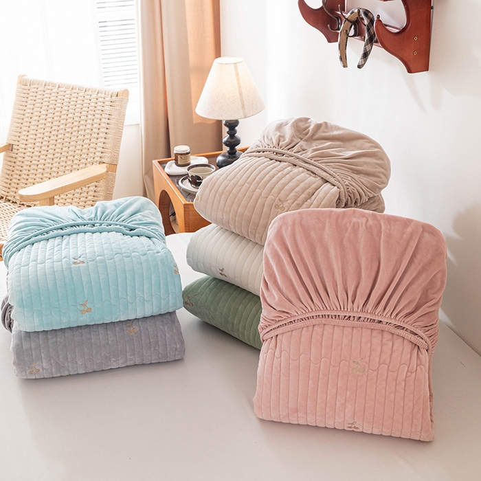 91家纺网 家纺一手货源 找家纺 （总）沐纯家居 2025新款婴儿绒樱桃刺绣夹棉床笠 单件床笠