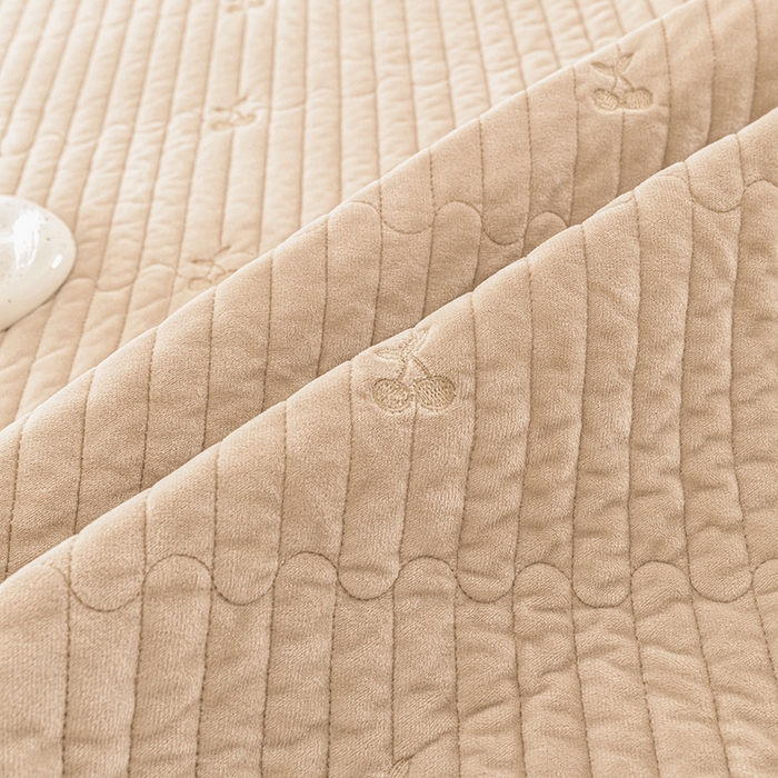 91家纺网 家纺一手货源 找家纺 沐纯家居 2025新款婴儿绒樱桃刺绣夹棉床笠 单件床笠 香槟金