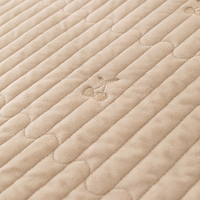 91家纺网 家纺一手货源 找家纺 沐纯家居 2025新款婴儿绒樱桃刺绣夹棉床笠 单件床笠 香槟金