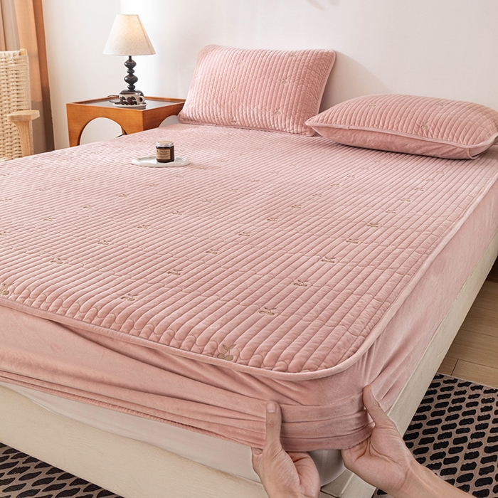 91家纺网 家纺一手货源 找家纺 沐纯家居 2025新款婴儿绒樱桃刺绣夹棉床笠 单件床笠 藕粉色