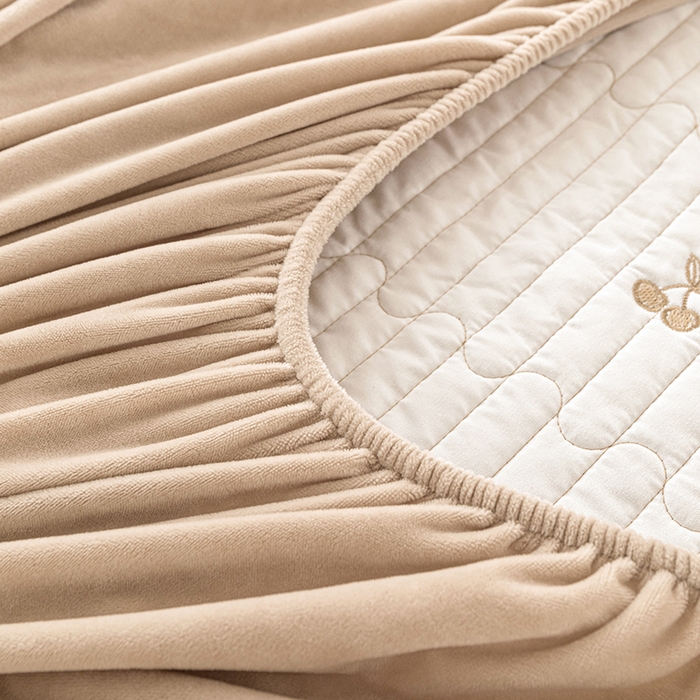 91家纺网 家纺一手货源 找家纺 沐纯家居 2025新款婴儿绒樱桃刺绣夹棉床笠 单件床笠 香槟金