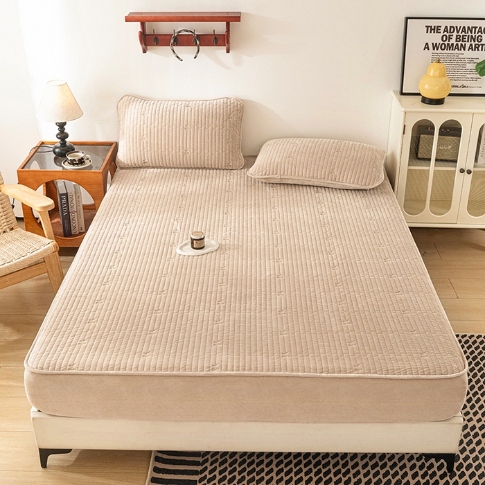 91家纺网 家纺一手货源 找家纺 沐纯家居 2025新款婴儿绒樱桃刺绣夹棉床笠 单件床笠 香槟金