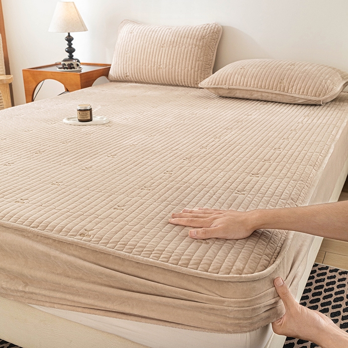 91家纺网 家纺一手货源 找家纺 沐纯家居 2025新款婴儿绒樱桃刺绣夹棉床笠 单件床笠 香槟金