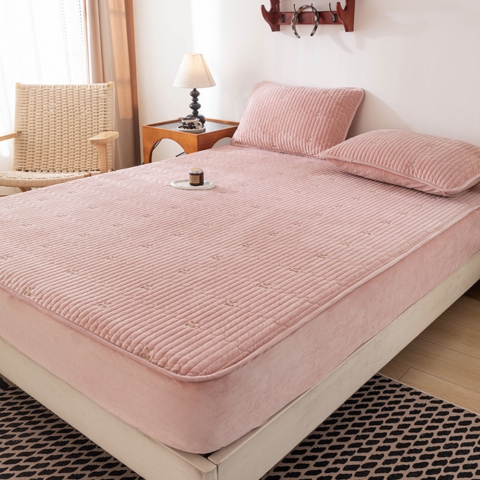 91家纺网 家纺一手货源 找家纺 沐纯家居 2025新款婴儿绒樱桃刺绣夹棉床笠 单件床笠 藕粉色