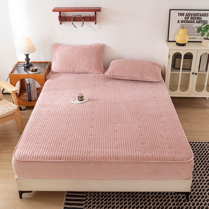 91家纺网 家纺一手货源 找家纺 沐纯家居 2025新款婴儿绒樱桃刺绣夹棉床笠 单件床笠 藕粉色