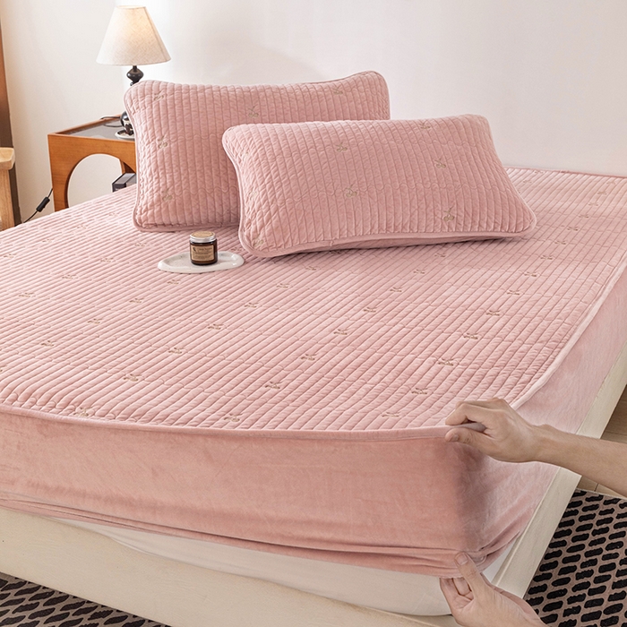 91家纺网 家纺一手货源 找家纺 沐纯家居 2025新款婴儿绒樱桃刺绣夹棉床笠 单件床笠 藕粉色