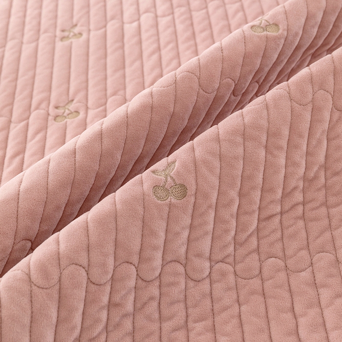 91家纺网 家纺一手货源 找家纺 沐纯家居 2025新款婴儿绒樱桃刺绣夹棉床笠 单件床笠 藕粉色