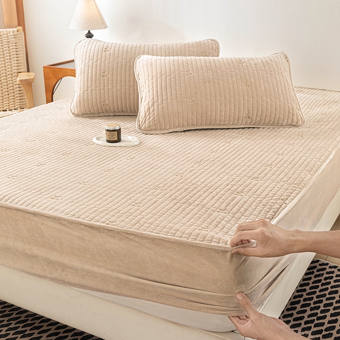 91家纺网 家纺一手货源 找家纺 沐纯家居 2025新款婴儿绒樱桃刺绣夹棉床笠 单件床笠 香槟金