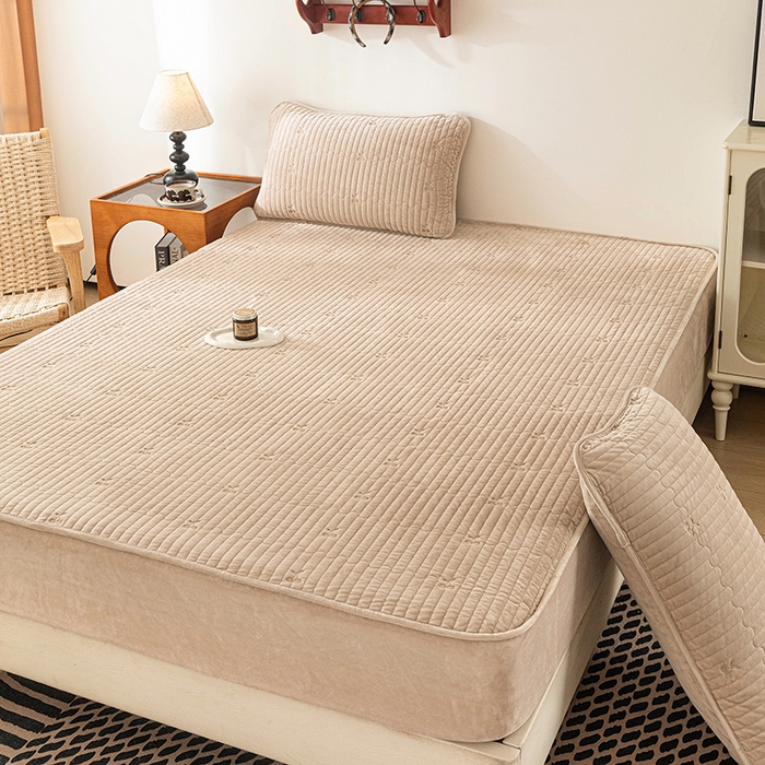 91家纺网 家纺一手货源 找家纺 沐纯家居 2025新款婴儿绒樱桃刺绣夹棉床笠 单件床笠 香槟金