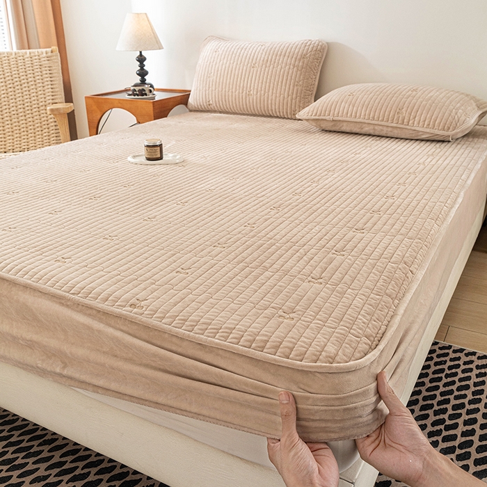 91家纺网 家纺一手货源 找家纺 沐纯家居 2025新款婴儿绒樱桃刺绣夹棉床笠 单件床笠 香槟金