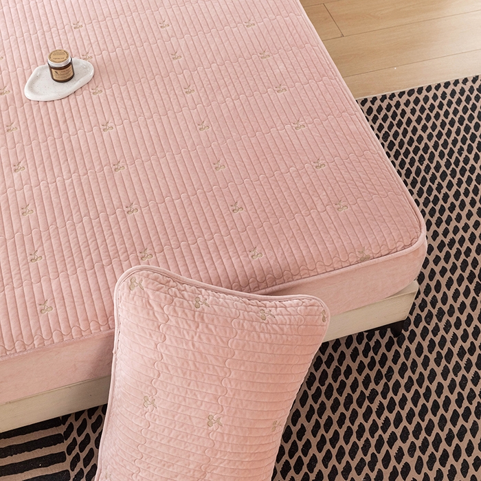 91家纺网 家纺一手货源 找家纺 沐纯家居 2025新款婴儿绒樱桃刺绣夹棉床笠 单件床笠 藕粉色