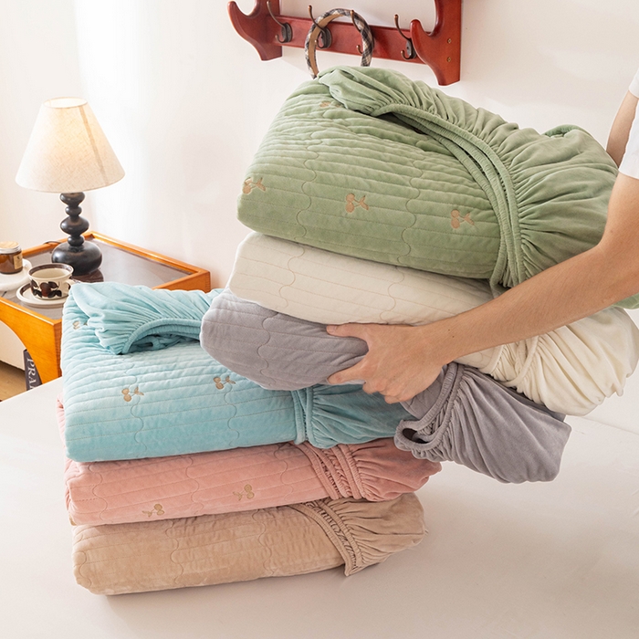 91家纺网 家纺一手货源 找家纺 沐纯家居 2025新款婴儿绒樱桃刺绣夹棉床笠 单件床笠 组合图仅供参考不可下单