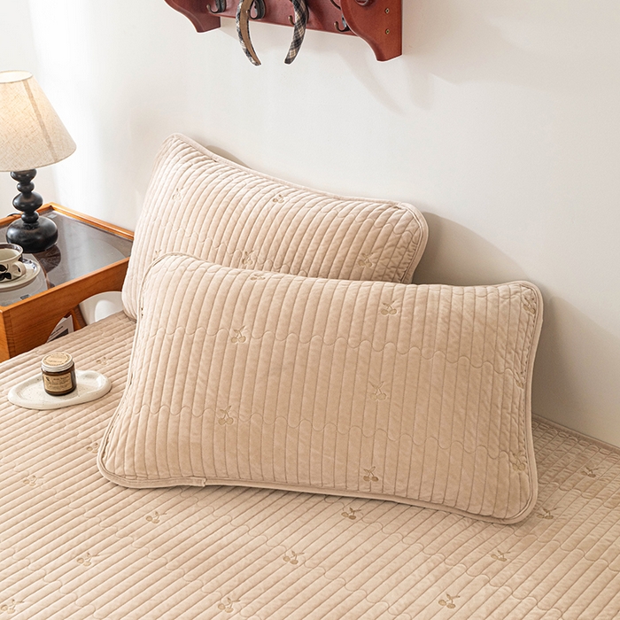 91家纺网 家纺一手货源 找家纺 沐纯家居 2025新款婴儿绒樱桃刺绣夹棉床笠 单件床笠 香槟金