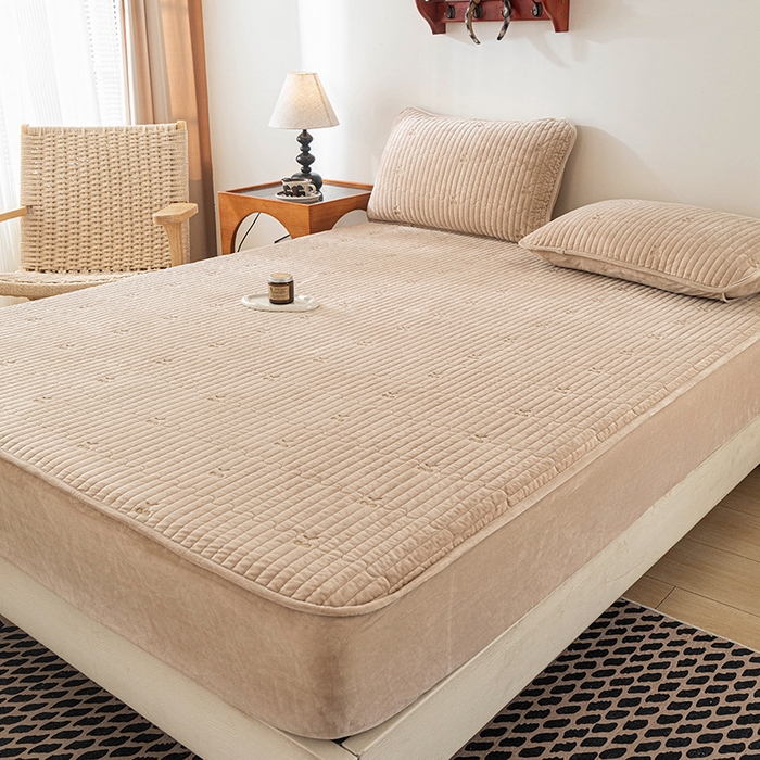 91家纺网 家纺一手货源 找家纺 沐纯家居 2025新款婴儿绒樱桃刺绣夹棉床笠 单件床笠 香槟金