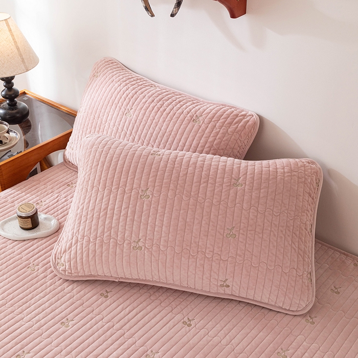 91家纺网 家纺一手货源 找家纺 沐纯家居 2025新款婴儿绒樱桃刺绣夹棉床笠 单件床笠 藕粉色