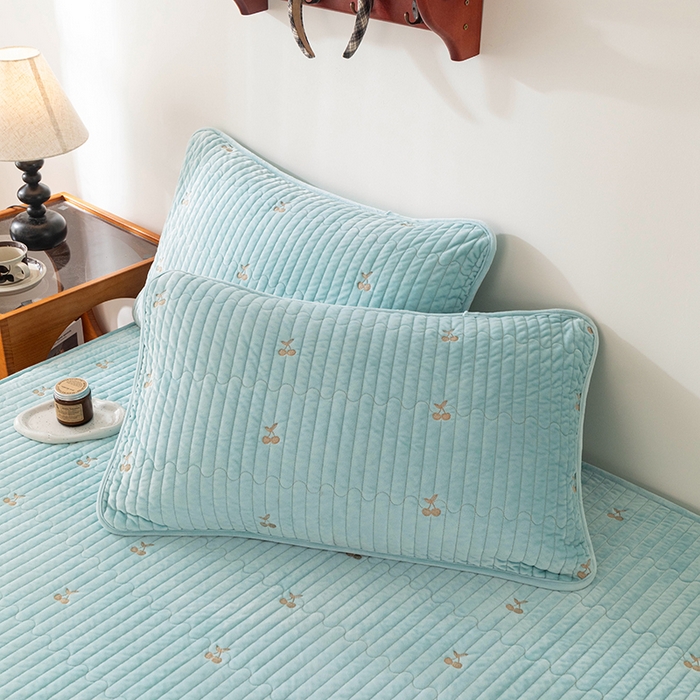 91家纺网 家纺一手货源 找家纺 沐纯家居 2025新款婴儿绒樱桃刺绣夹棉床笠 单件床笠 碧落蓝