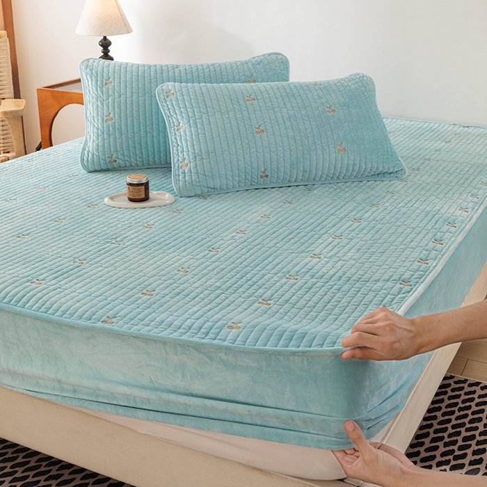 91家纺网 家纺一手货源 找家纺 沐纯家居 2025新款婴儿绒樱桃刺绣夹棉床笠 单件床笠 碧落蓝