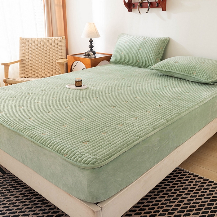 91家纺网 家纺一手货源 找家纺 沐纯家居 2025新款婴儿绒樱桃刺绣夹棉床笠 单件床笠 青柠色